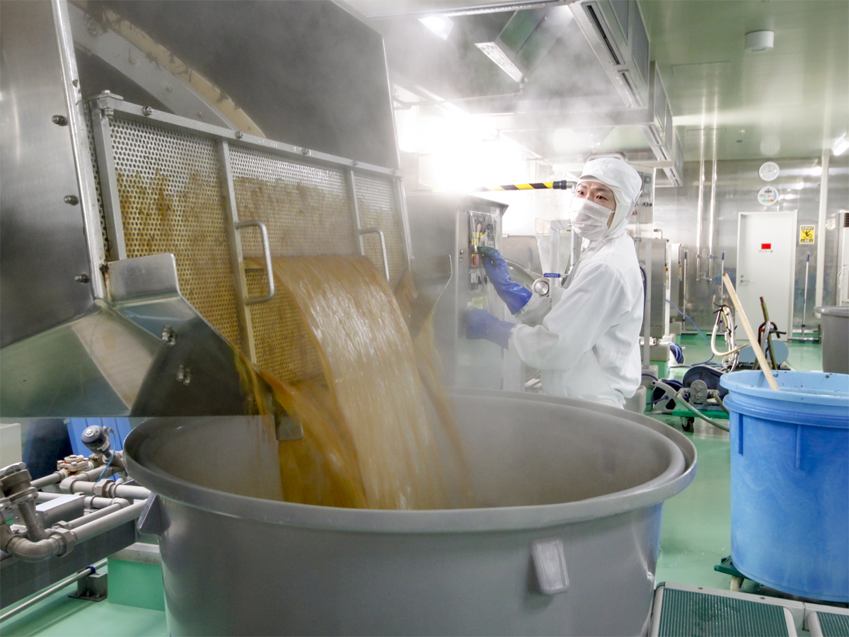 妙高市　ミヤトウ野草研究所　ミヤトウ　野草　発酵飲料　発酵食品　タンクに注ぐ