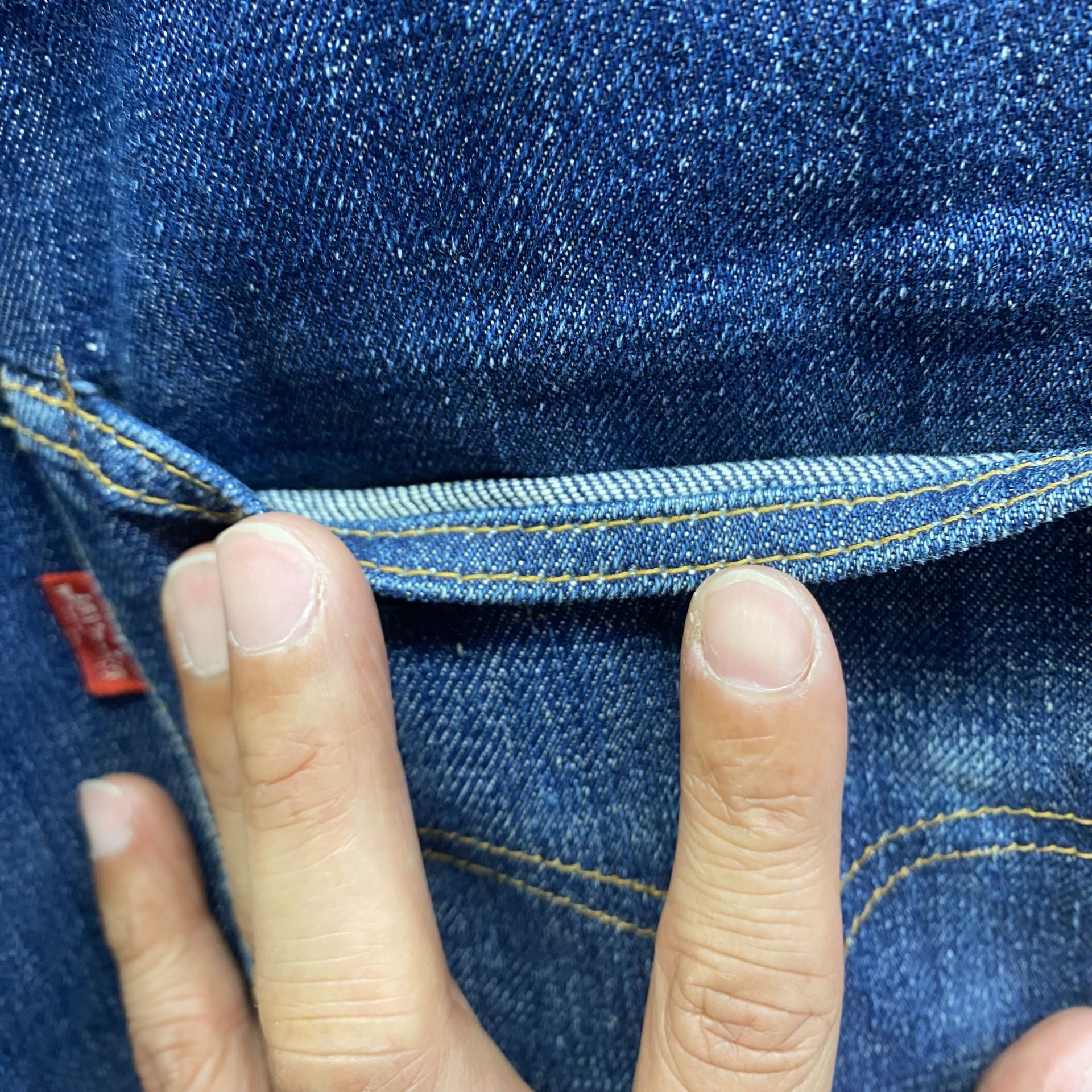 ヒップポケット裏はシングルステッチ