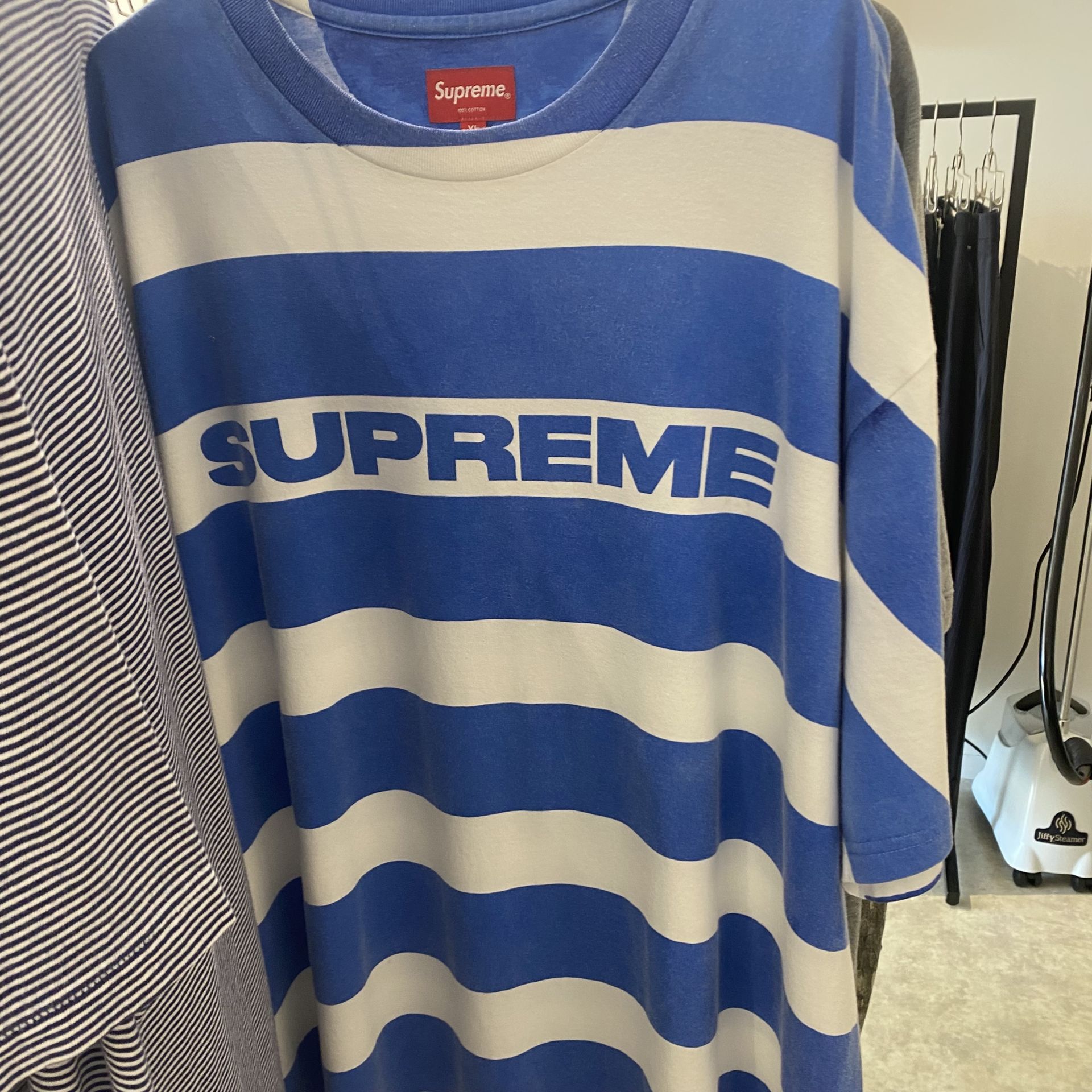 SupremeのTシャツ