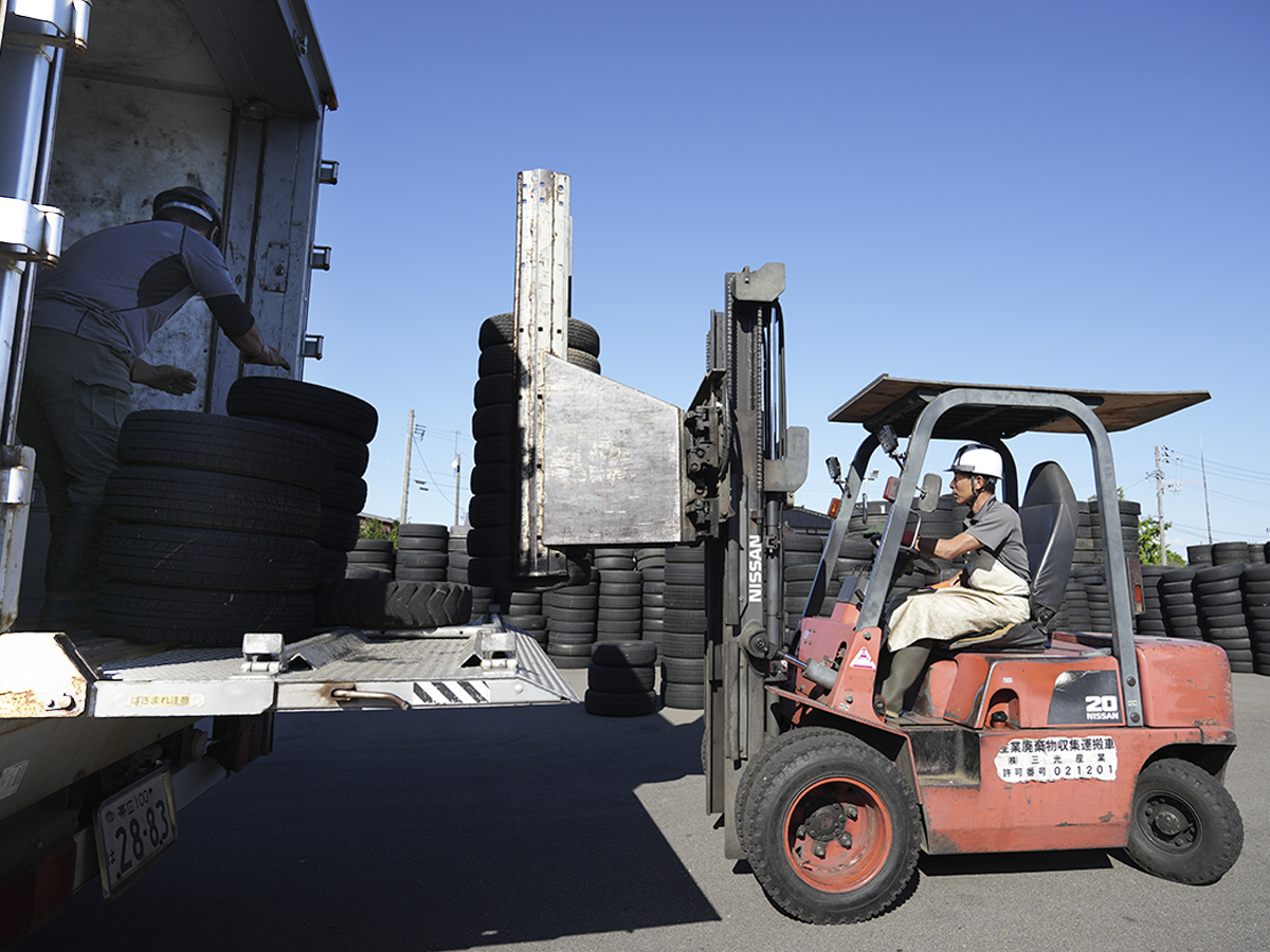 廃タイヤの回収ドライバー兼現場作業員【2名】募集！株式会社三光産業上越営業所260204adva503